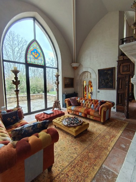 Réalisation enduit à la chaux - salon de château avec vitraux gothiques